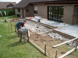 Einschalungsarbeiten als vorbereitende Maßnahmen für den Terrassenbau